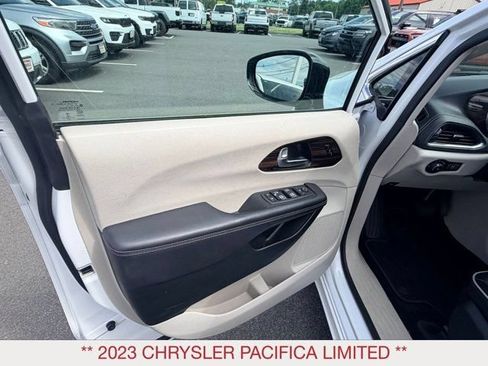 Certified 2023 Chrysler Pacifica Limited FWD image 15