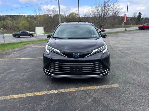 Used 2024 Toyota Sienna Limited image 8