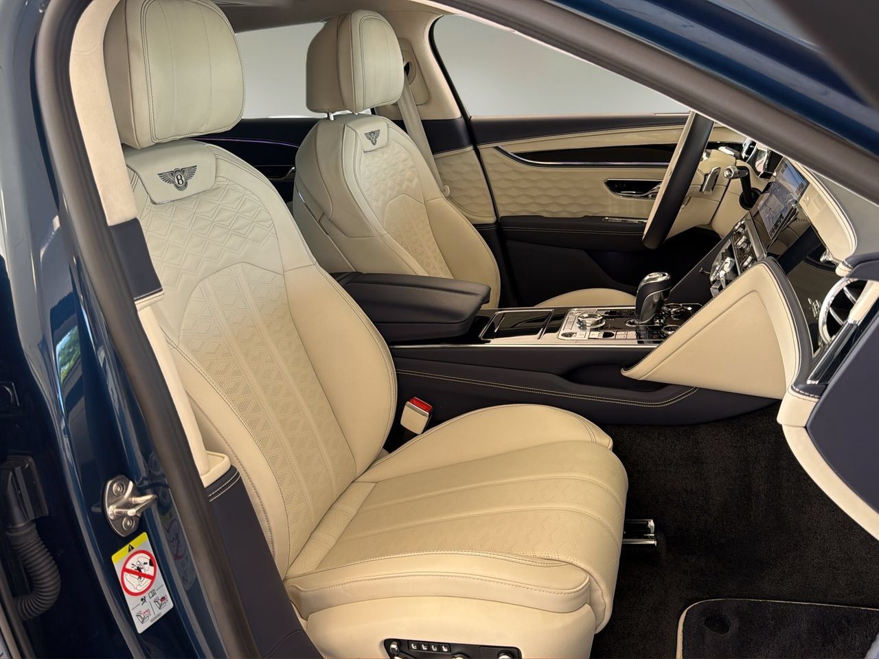 Used 2025 Bentley Flying Spur Plug-In Hybrid AWD/4WD image 26