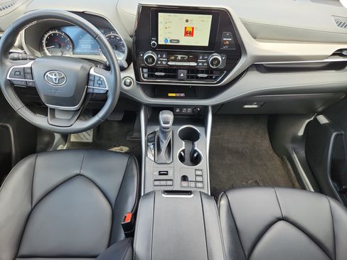 Used 2025 Toyota Highlander XLE AWD/4WD image 12