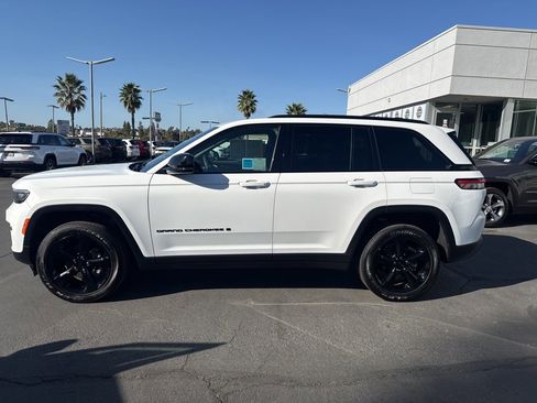 Certified 2024 Jeep Grand Cherokee Altitude image 4