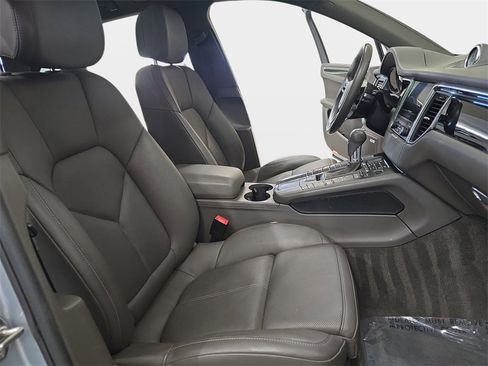 Used 2018 Porsche Macan S image 12