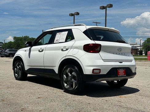 Used 2024 Hyundai Venue SEL FWD image 3