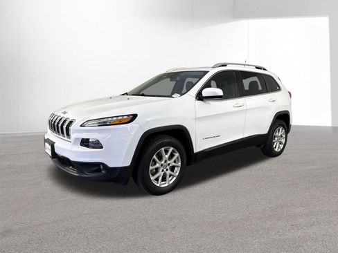 Used 2018 Jeep Cherokee Latitude Plus w/ Cold Weather Group AWD/4WD image 2