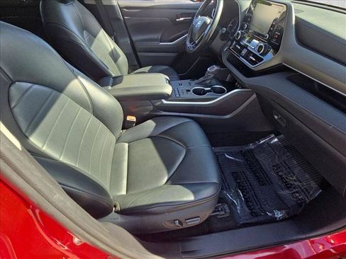 Used 2021 Toyota Highlander XLE FWD image 22