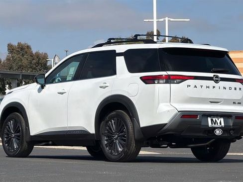 New 2026 Nissan Pathfinder SL w/ SL Premium Package AWD/4WD image 6