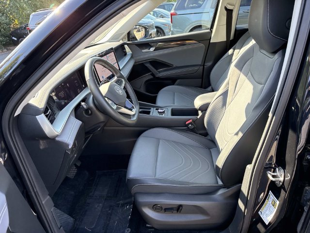 Used 2025 Volkswagen Tiguan SE AWD/4WD image 14