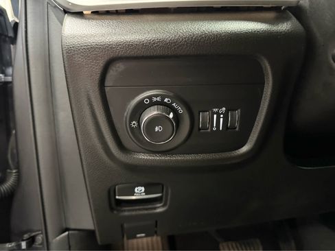 Used 2023 Jeep Grand Cherokee Limited w/ Luxury Tech Group II image 14