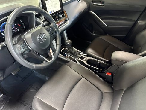 Used 2023 Toyota Corolla Cross XLE w/ Convenience Package FWD image 4
