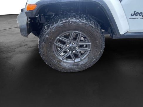 Used 2024 Jeep Gladiator Sport AWD/4WD image 10