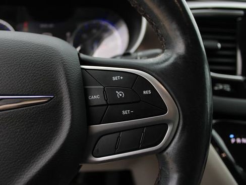 Used 2018 Chrysler Pacifica Touring-L Plus FWD image 13