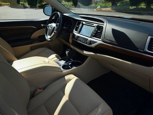Used 2017 Toyota Highlander Limited AWD/4WD image 27