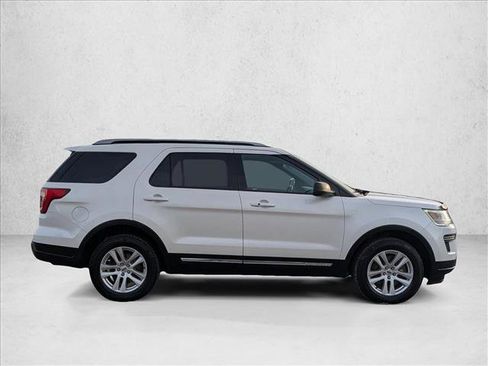 Used 2018 Ford Explorer XLT image 4
