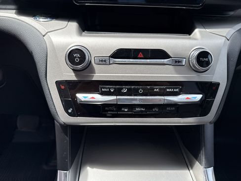 Used 2022 Ford Explorer XLT w/ Equipment Group 202A image 32