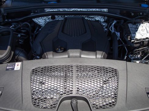 Certified 2026 Porsche Macan AWD/4WD image 28