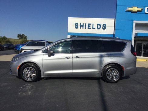 Used 2021 Chrysler Pacifica Touring-L image 3