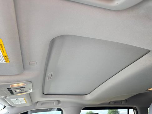 Used 2020 Toyota Highlander XLE AWD/4WD image 13