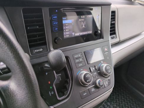 Used 2016 Toyota Sienna L image 27
