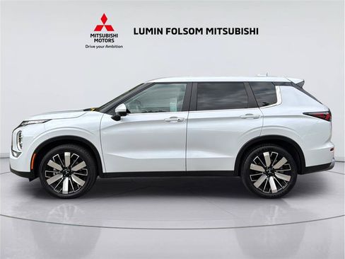 Used 2025 Mitsubishi Outlander SE FWD image 2