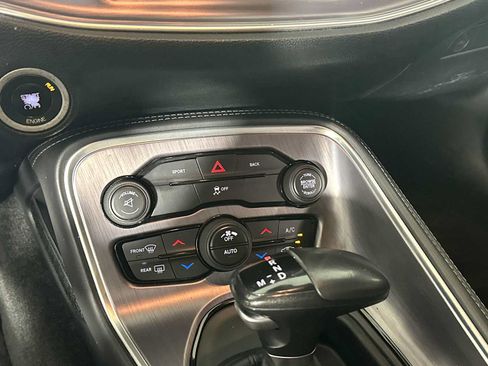 Used 2015 Dodge Challenger SXT RWD image 17