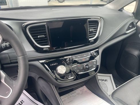 Used 2026 Chrysler Pacifica Limited FWD image 19