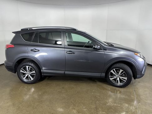 Used 2018 Toyota RAV4 XLE AWD/4WD image 9