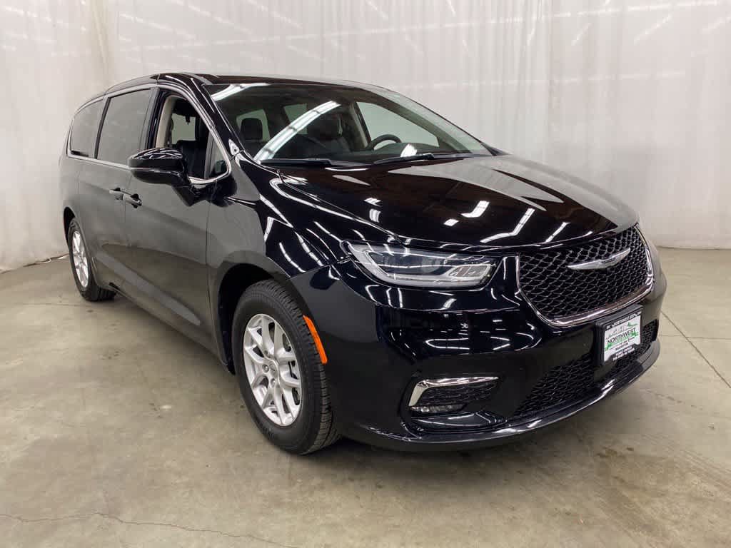 Used 2024 Chrysler Pacifica Touring-L FWD image 8