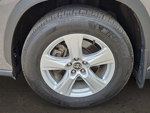 Used 2025 Toyota Highlander LE AWD/4WD image 9