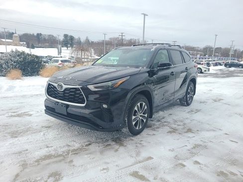 Used 2023 Toyota Highlander XLE image 3