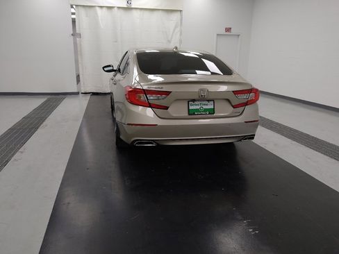 Used 2018 Honda Accord Touring image 6