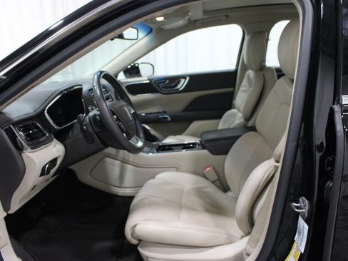 Used 2017 Lincoln Continental Select FWD image 3