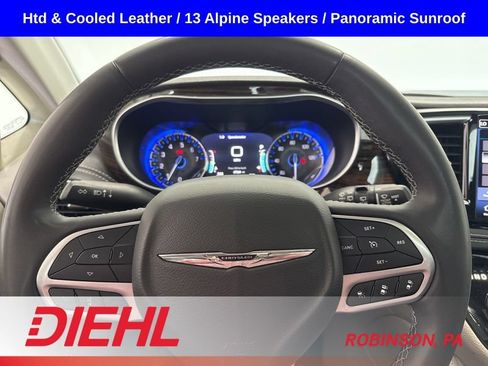 Used 2023 Chrysler Pacifica Limited FWD image 30