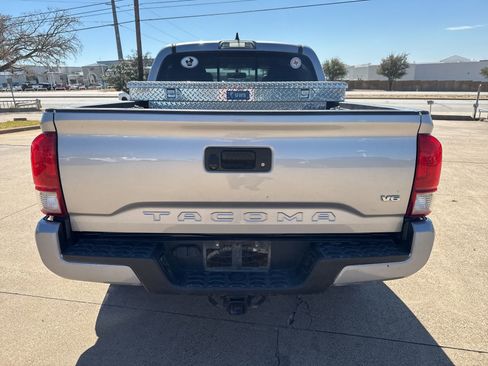 Used 2017 Toyota Tacoma TRD Sport w/ Tow Package image 6