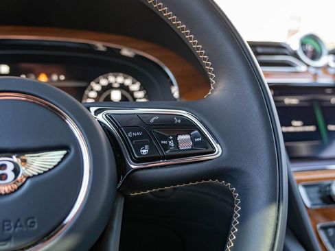 Used 2024 Bentley Bentayga image 9