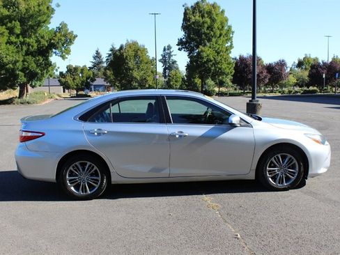 Used 2015 Toyota Camry SE w/ Moonroof Package FWD image 5