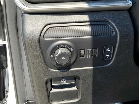 Used 2023 Jeep Wagoneer L Series III w/ Preferred Equipment Group image 34