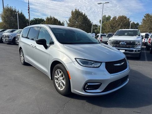 Used 2024 Chrysler Pacifica Touring-L FWD image 4