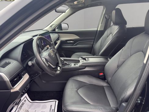 Used 2024 Toyota Grand Highlander Limited image 9