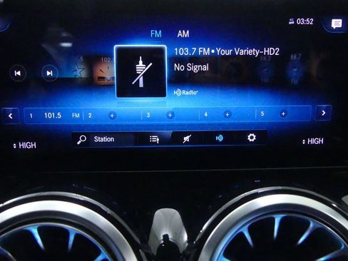 Used 2020 Mercedes-Benz GLB 250 4MATIC w/ Premium Package image 11