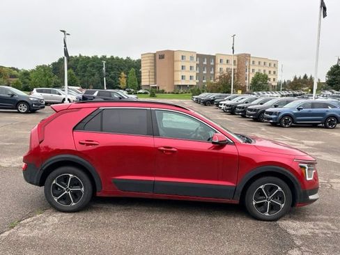 Used 2025 Kia Niro EX FWD image 6