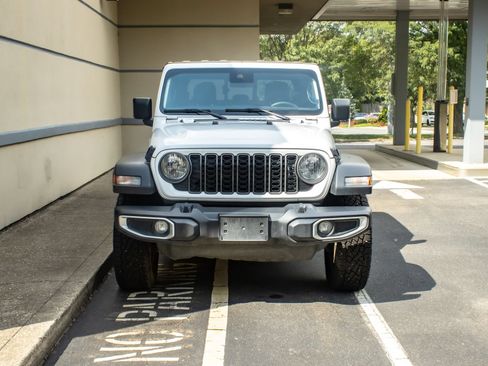 Used 2025 Jeep Gladiator Sport AWD/4WD image 2