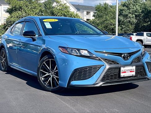 Used 2024 Toyota Camry SE AWD/4WD image 2