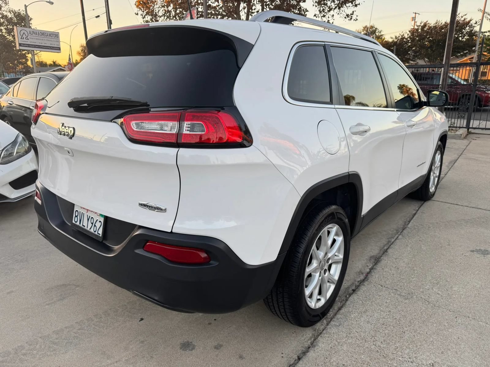Used 2017 Jeep Cherokee Latitude FWD image 6