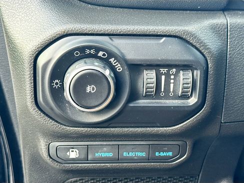 Used 2022 Jeep Wrangler Unlimited Sahara w/ Cold Weather Group AWD/4WD image 11