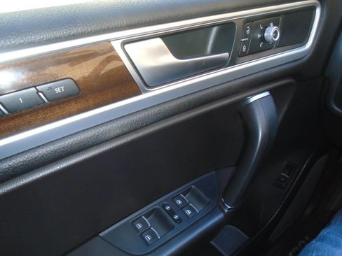 Used 2016 Volkswagen Touareg TDI image 36