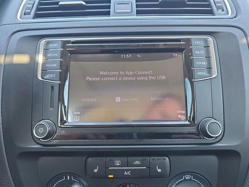 Used 2017 Volkswagen Jetta SE image 30