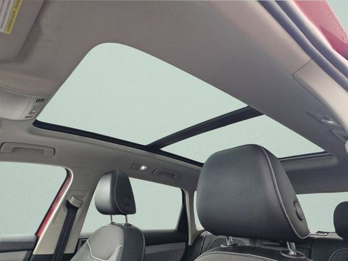 Used 2023 Volkswagen Taos SE w/ Panoramic Sunroof Package AWD/4WD image 8