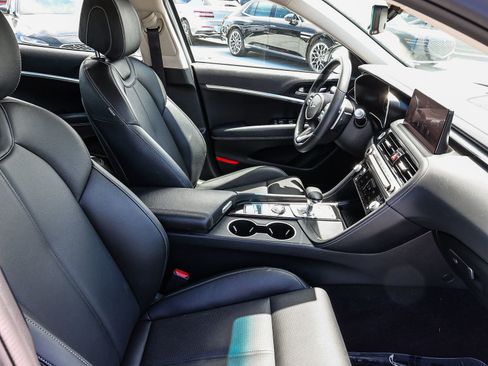 Used 2025 Genesis G70 2.5T RWD image 19