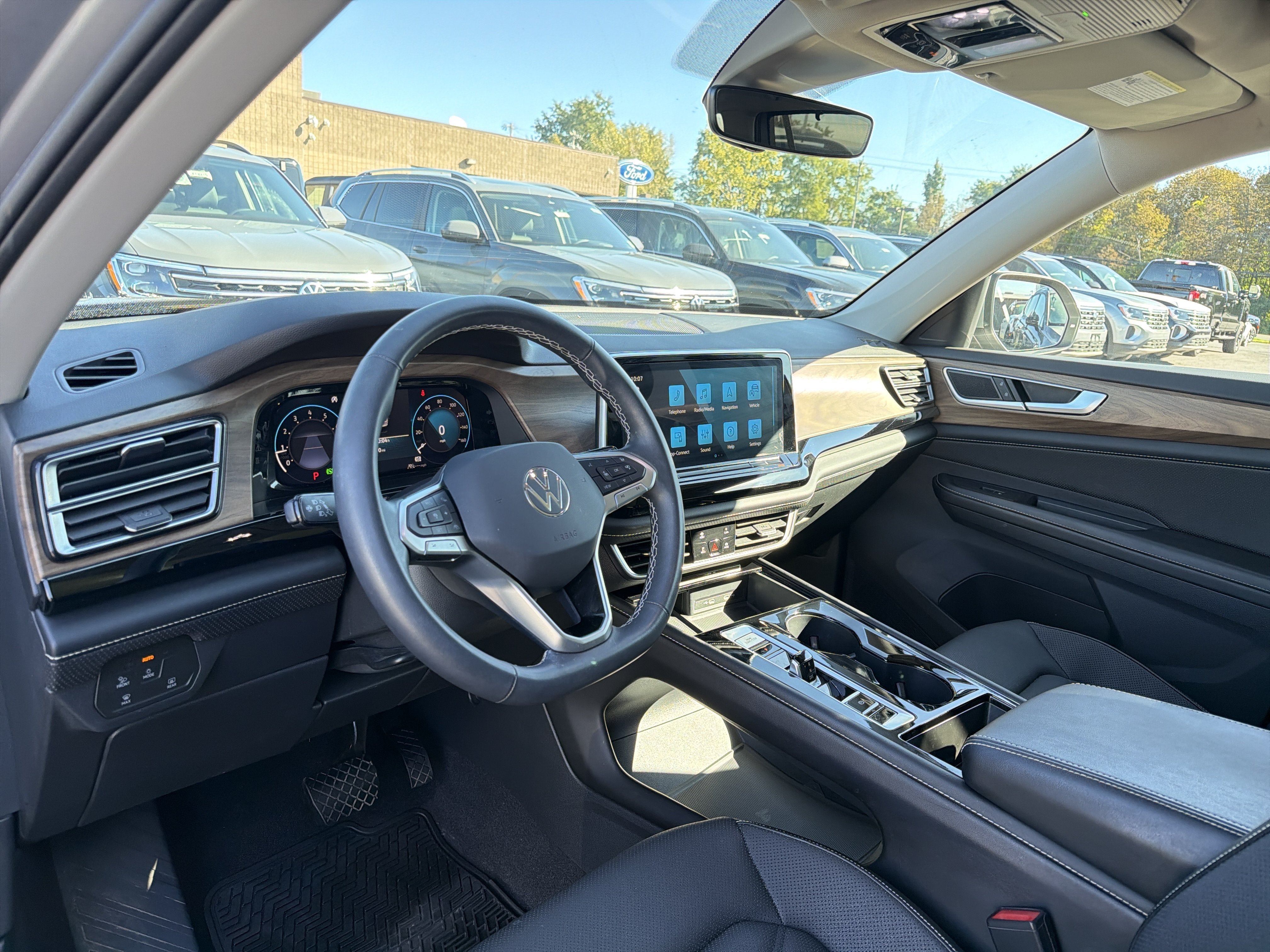 Used 2024 Volkswagen Atlas SE w/ Panoramic Sunroof Package AWD/4WD image 9