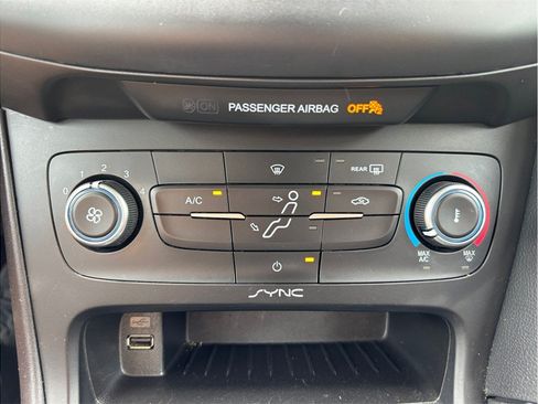 Used 2015 Ford Focus SE w/ SE Sport Package FWD image 21
